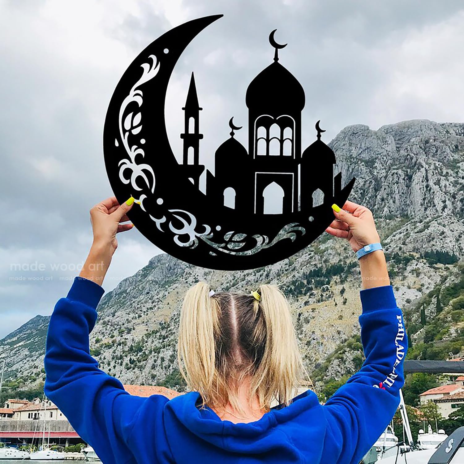 This Islamic wall art features a beautifully crafted crescent moon and mosque