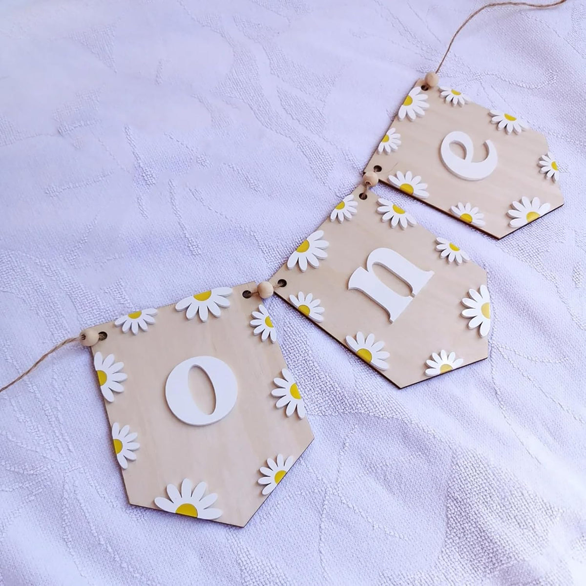 Decorative banner with 'Mama' text and daisy flowers on a light background