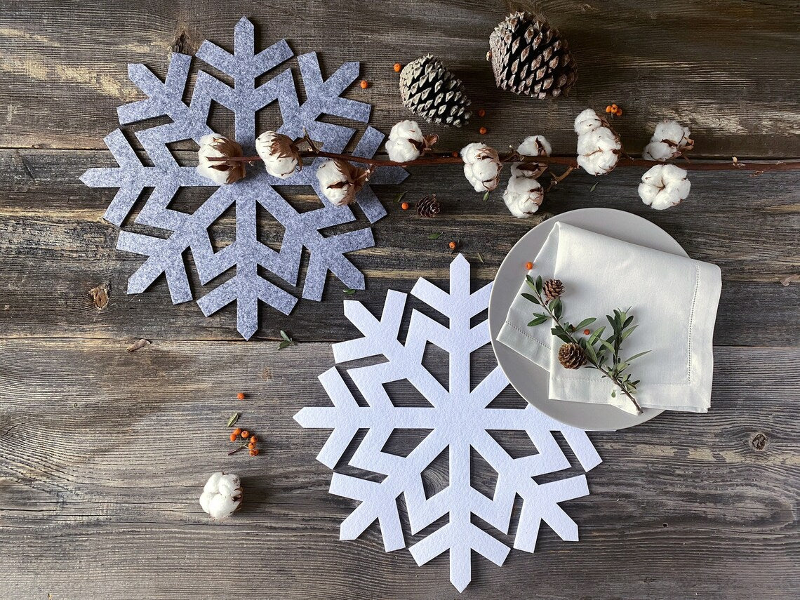White snowflake table decor